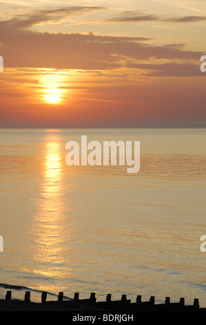 am frühen Morgen Sonnenaufgang über dem Meer an der Eastbourne England Großbritannien Stockfoto