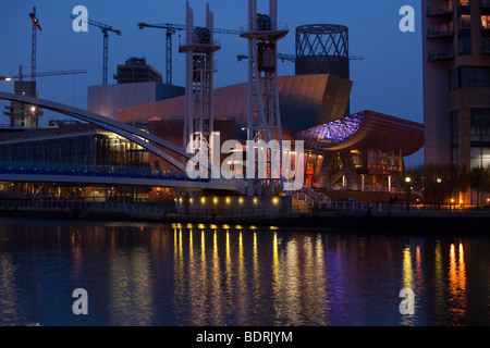 Großbritannien, England, Salford Quays, Lowry Cenre über Manchester Ship Canal in der Nacht Stockfoto