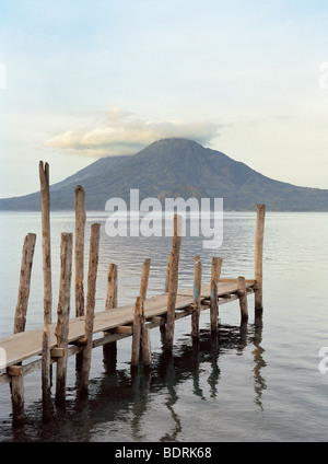Vulkan, Panajachel, betrachtet aus Atitlan See, Guatemala Stockfoto