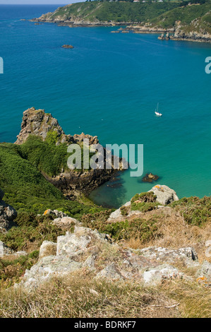 dh Moulin Huet Bay ST MARTIN GUERNSEY Yacht in Bay South Coast Rocky St Martins Coastline uk Channel Islands Stockfoto