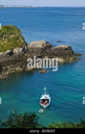 dh Marble Bay ST MARTIN GUERNSEY Paar auf Yacht am Einlassanker Le Pied du Mur Segelboot ankered Pleasure Coast Cove uk Segelboot Stockfoto