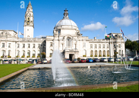 Cardiff City Hall in der Civic Centre Cathays Park mit Brunnen vor und eine kleine Regenbogen! Stockfoto