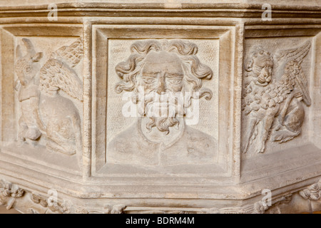 Norfolk, East Ruston, Saint Marys redundante Kirche, mittelalterliche achteckigen geschnitzten steinernes Taufbecken Darstellung der vier Evangelisten Stockfoto