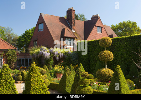 Norfolk, East Ruston, Old Vicarage Garden, Dutch Garden und Haupthaus Stockfoto