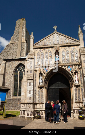 Großbritannien, England, Norfolk, North Walsham, Pfarrkirche St. Nikolaus Eingang Veranda Stockfoto