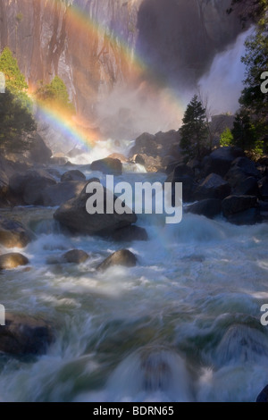 Ein doppelter Regenbogen bildet sich an der Basis des unteren Yosemite Fall, Yosemite-Nationalpark, Kalifornien, USA. Stockfoto