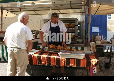 Typische Drehspieß Stand auf dem Wochenmarkt in Lectoure, Frankreich Stockfoto