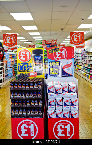 Menschen beim Einkaufen in den neu eröffneten Poundland Discounter, Aberystwyth Wales UK Stockfoto