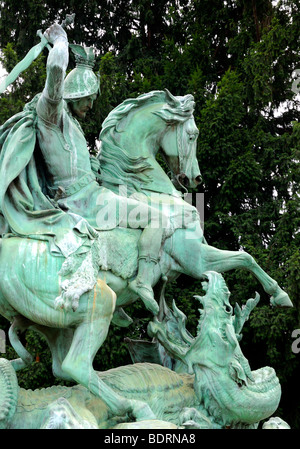 Zagreb, Kroatien. Statue des heiligen Georg und des Drachen in Trg marsala Tita (Marschall Titi Platz) vor dem Nationaltheater Stockfoto