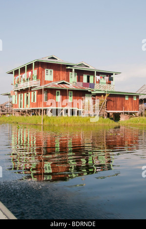 Holz Haus gebaut auf Pfählen In Paw Khon Dorf südlich von Inle See, Shan State in Myanmar (Burma), Südost-Asien Stockfoto