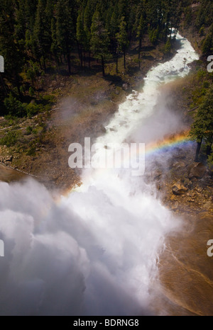 Nevada Fall Explosion von Nebel entsteht ein Lichtbogen Regenbogen. Yosemite Nationalpark, Kalifornien, USA. Stockfoto