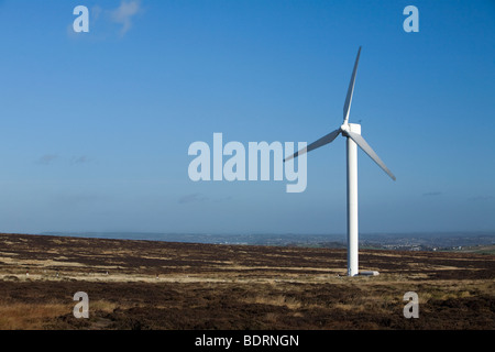 Eine einzelne Windkraftanlage, Windpark Ovenden Moor, Ogden Moor, West Yorkshire. Stockfoto