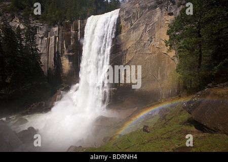 Vernal Fall und Regenbogen von Nebel Weg gesehen. Yosemite Nationalpark, Kalifornien, USA. Stockfoto