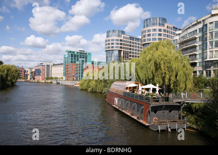 Fluss Spree / Alt Moabit mit Bundesministerium des Innern, Hotel Abion / alte Molkerei Bolle & Focus Teleport, Berlin, Deutschland Stockfoto