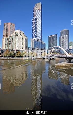 Hochhäuser und Southbank Promenade am südlich Yarra River von Flinders laufen Melbourne Australien Stockfoto