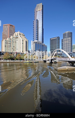 Hochhäuser und Southbank Promenade am südlich Yarra River von Flinders laufen Melbourne Australien Stockfoto