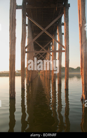 Teakholz Stützpfeiler die U Bein Brücke in Amarapura in der Nähe von Mandalay, Birma, Myanmar, Südostasien - der weltweit längste Teak b Stockfoto
