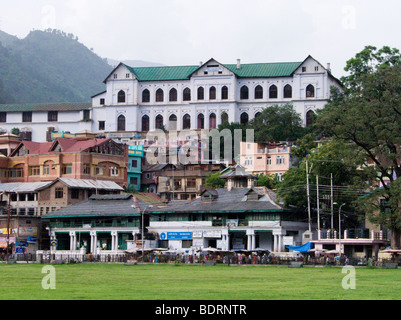 Die Chowgan (grüne Fläche) vor Regierung PG College Chamba: ein Gebäude gebaut unter dem britischen Raj. Chamba, Indien. Stockfoto