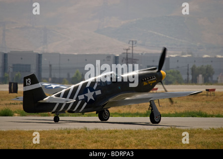 Eine seltene P-51A Mustang Razorback taxis nach dem Flug bei einer Flugschau auf dem Laufsteg. Stockfoto