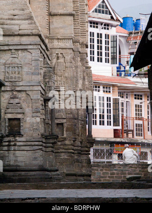 Kunstvoll geschnitzten Mauerwerk am Laxmi Narayan Tempel Komplex und einer Chamba Straße hinter. Chamba, Himachal Pradesh. Indien. Stockfoto