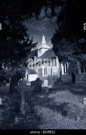 St Andrews und All Saints Church, Willingale, Essex, UK Bluetone monochromes Bild. Stockfoto