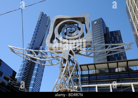 Symbolische Kunstwerk Metallskulptur mit Eureka Tower in der Nähe von Sandridge Bridge Melbourne Australien Stockfoto