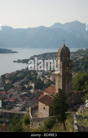 Kirche der Muttergottes der Gesundheit mit der Bucht von Kotor hinter Stockfoto