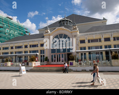 Am Meer-Fassade des Casino de Cabourg, auf dem Boulevard de Cabourg, Normandie, Frankreich Stockfoto