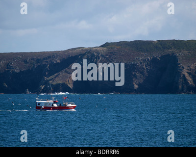 Kleines Fischerboot, die Rückkehr in den Hafen in Camaret Sur Mer, Bretagne, Frankreich Stockfoto