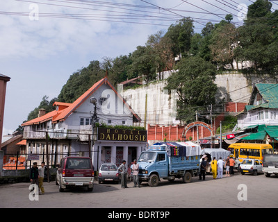 Vordere Außenseite des Hotel Dalhousie in einer typischen Straße Szene im zentralen Dalhousie. Himachal Pradesh. Indien. Stockfoto