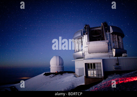 Die Gemini Nord 8-Meter-Teleskop und Canada-France-Hawaii Telescope am Mauna-Kea-Observatorium in Abenddämmerung, gesehen Stockfoto