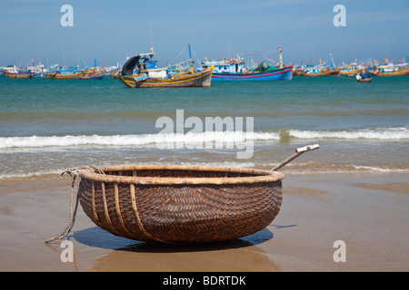Angeln Boot Angebote an der Küste in Vietnam Stockfoto