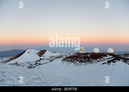 Die Mond-Einstellung bei Sonnenaufgang, gesehen vom Mauna-Kea-Observatorium auf Hawaii Stockfoto