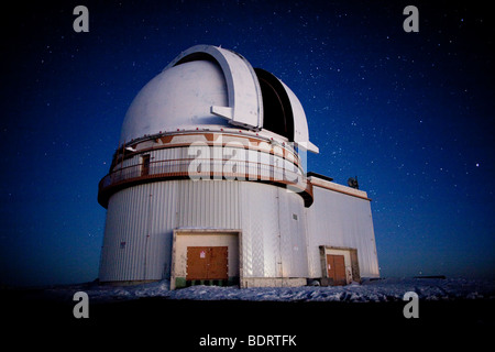 Die Universität von Hawaii-2,2-Meter-Teleskop in der Dämmerung, Mauna-Kea-Observatorium auf Hawaii Stockfoto