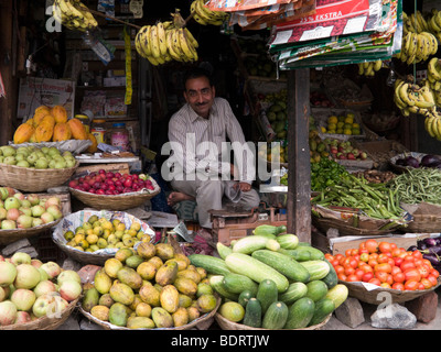 Flohmarkt Shop Verkäufer mit seiner Qualität frisches Obst und Gemüse. Straße Marktstand. Dalhousie. Himachal Pradesh. Indien. Stockfoto