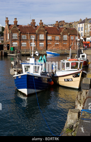 Fischerboote im Hafen Scarborough, North Yorkshire Stockfoto