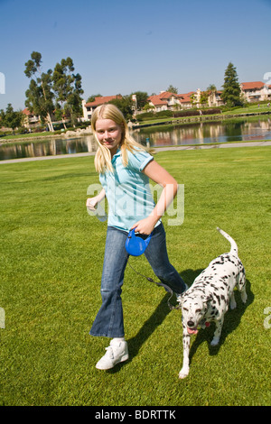 Kalifornien Kaukasischen jungen Mädchen 11-12 Jahre alt und Dalmatiner Hund läuft im Park Kind spielen spielt Hund Vorderansicht HERR © Myrleen Pearson Stockfoto