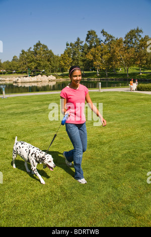 Kalifornien Vereinigte Staaten Hispanic Junior high Alter Mädchen 12-14 Jahre Jahre alt und dalmatinische Hundebesitzer Vorderansicht HERR © Myrleen Pearson Stockfoto