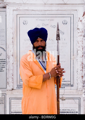 Sikh Guard mit Speer Waffe auf den goldenen Tempel (Sri Harmandir Sahib) Amritsar. Indien. Stockfoto