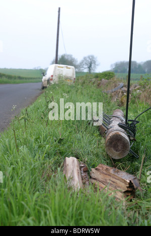 Mai 2006 - Kleiner Van, der gegen einen Strommast gekracht ist, Detail des Mastes Stockfoto