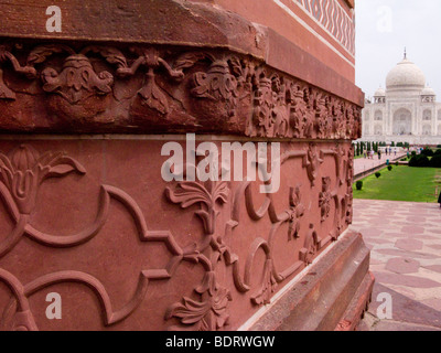 Kunstvoll geschnitzten Mauerwerk des großen Tores (Darwaza-i Rauza) mit dem Taj Mahal Mausoleum im Hintergrund. Agra. Indien. Stockfoto