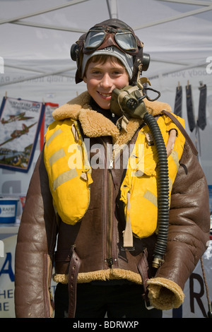 Jungen tragen WW2 Piloten Leder Fluganzug, Schwimmweste und Helm mit Brille Stockfoto