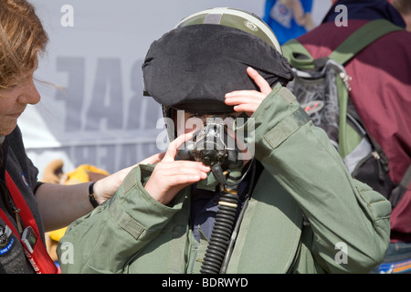 Jungen tragen moderne Kampfpiloten Fluganzug und Helm mit Brille Stockfoto