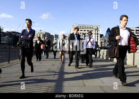 Menschenmassen auf der Londoner Brücke zu Fuß nach der Arbeit Stockfoto