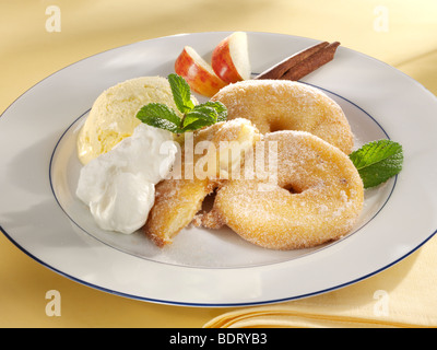 Deutsches Essen gebackene Apfelscheiben in Zimt und Zucker serviert als Dessert mit Vanille-Eis Stockfoto