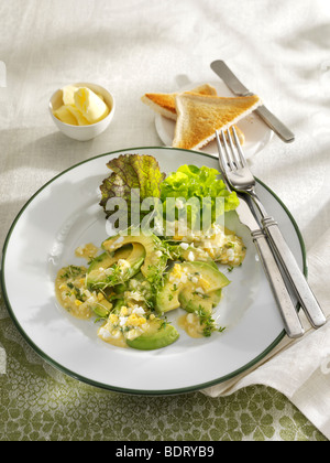 Avocado-Salat mit Ei-Soße, weiße Brot als Beilage Stockfoto