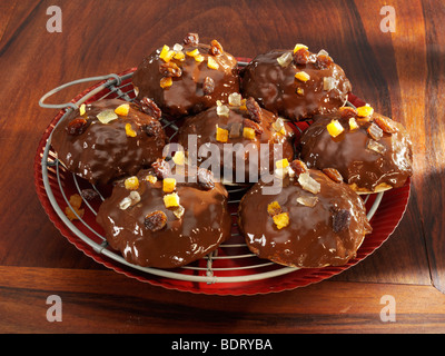 Schokoladen Lebkuchen mit dunkler Schokolade überzogen und verziert mit kandierten Orangenschalen und Zitronenschalen Stockfoto