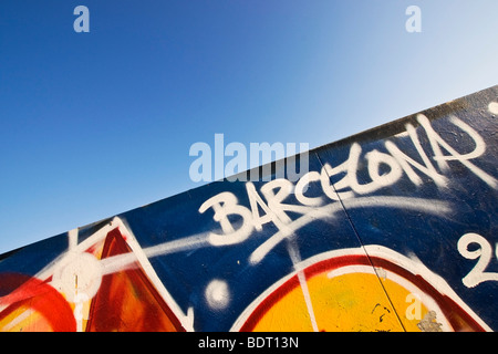 Barcelona, geschrieben in bunten Graffiti gegen blauen Himmel Stockfoto