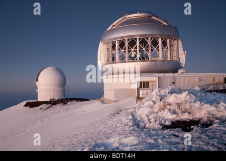 Canada-France-Hawaii Telescope (links) und Gemini Nord 8-Meter-Teleskop (Mitte) in der Dämmerung zu sehen. Stockfoto