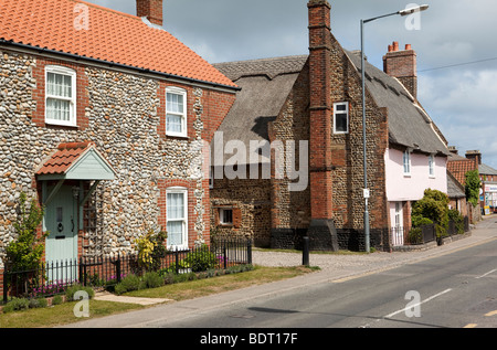Großbritannien, England, Norfolk, Bacton, Broomholm, Dorf, attraktive Feuerstein konfrontiert am Straßenrand Hütte Stockfoto